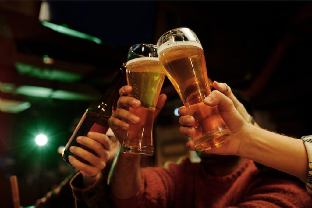 Pessoas brindando cerveja.