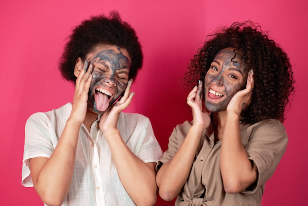 Duas mulheres usando máscaras de tratamento facial. 