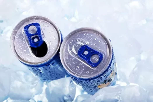 Duas latas de energético em escamas de gelo.