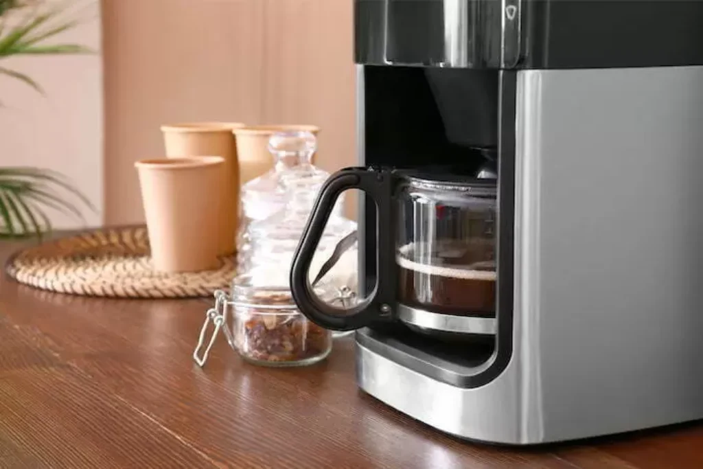 Uma melhor cafeteira elétrica com jarro de vidro em cima de uma mesa.