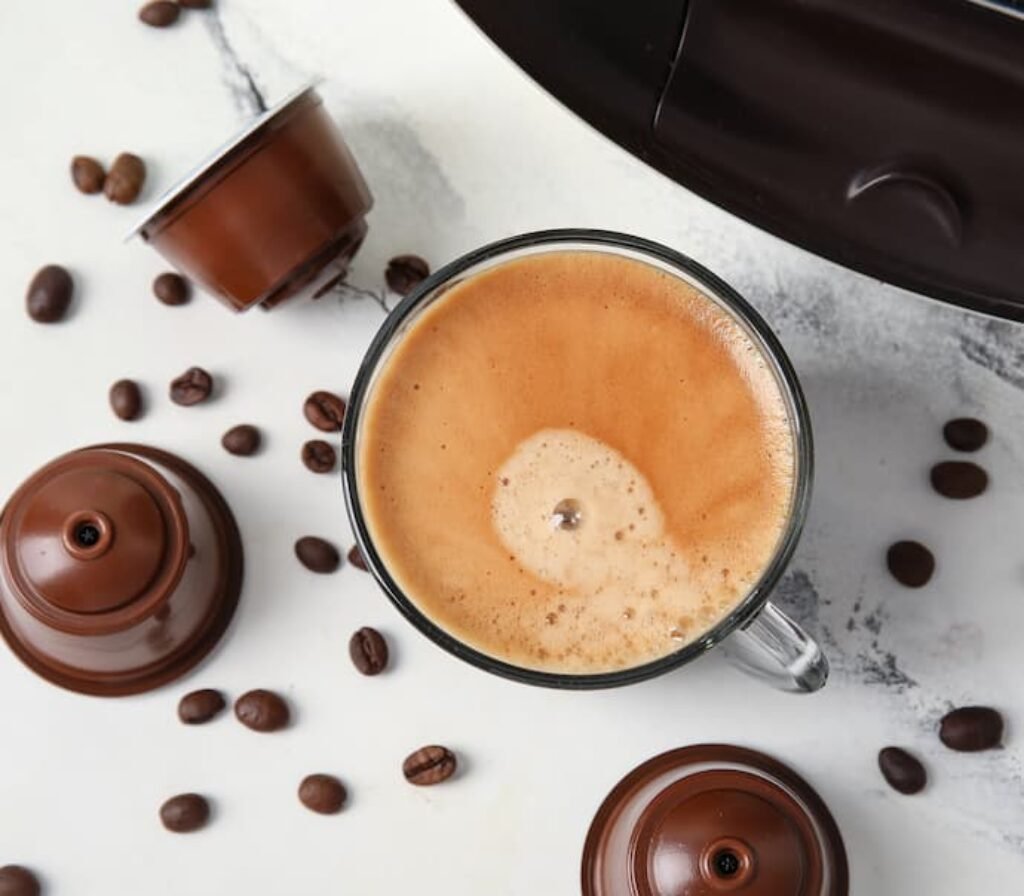 Uma caneca cheia de café.