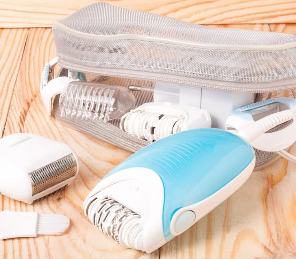 Um estojo com diversos depiladores elétricos.