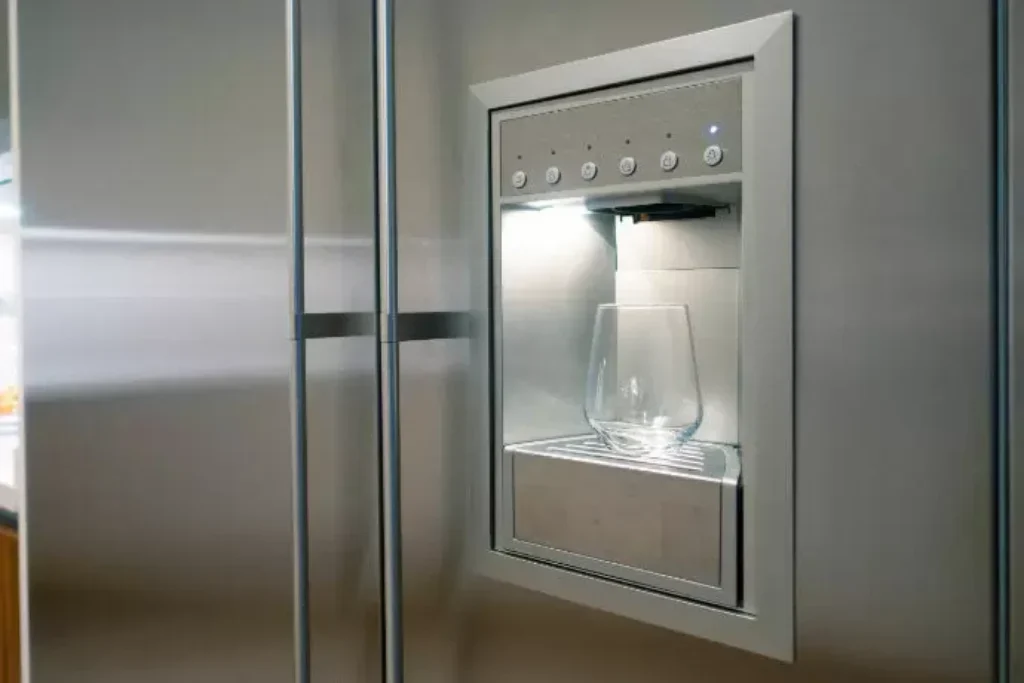 Dispenser de água de uma geladeira inox.