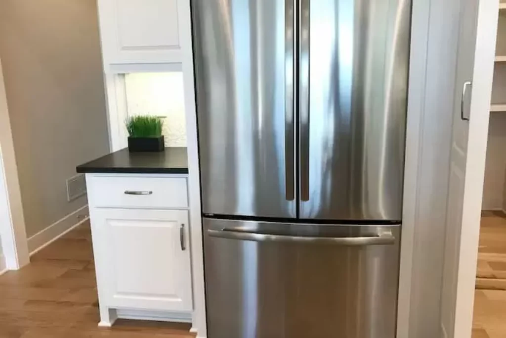 Uma geladeira inverter com 3 portas.