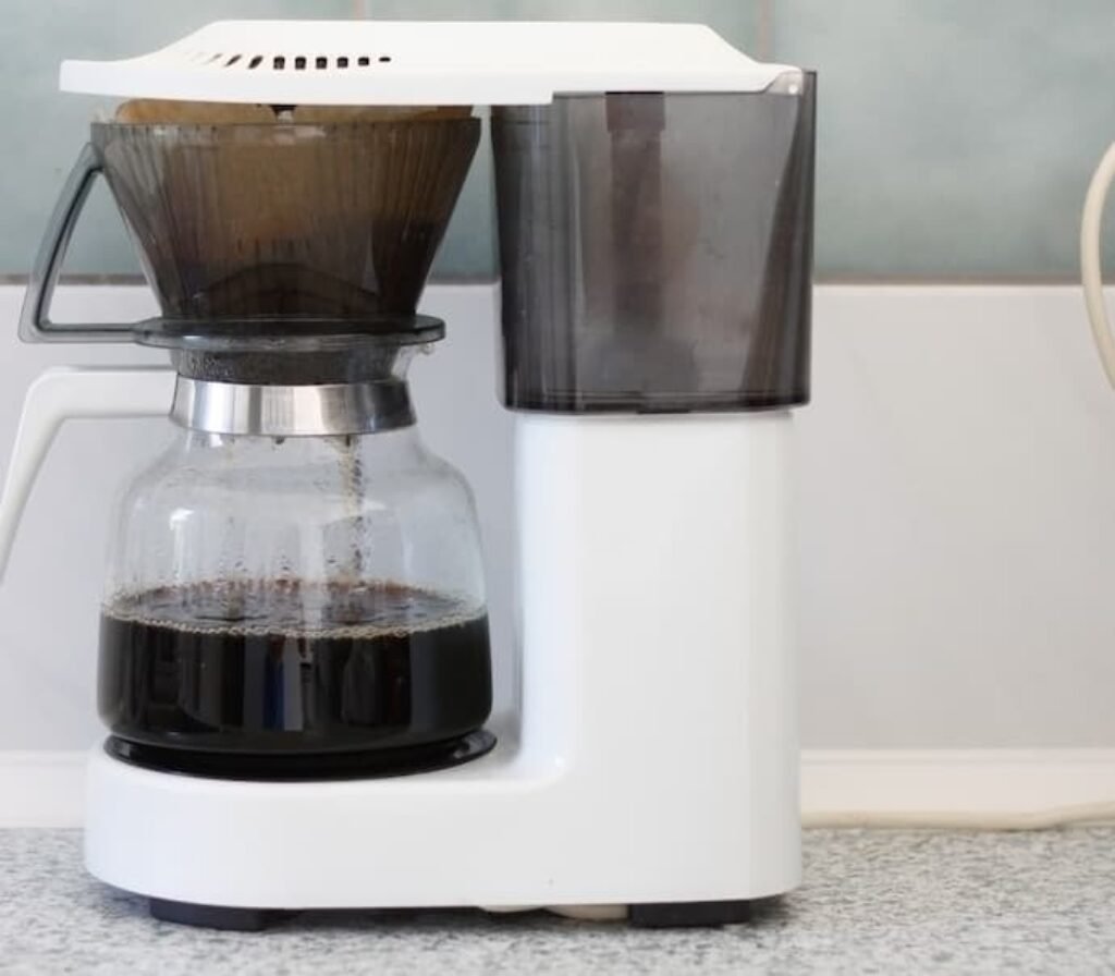 Uma cafeteira preparando café.