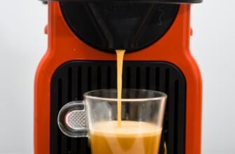 Uma melhor cafeteira Dolce Gusto enchendo uma caneca de café.