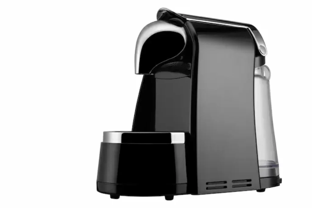 Uma cafeteira elétrica portátil de cor preta.