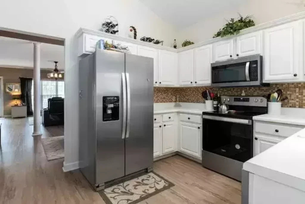 Uma melhor geladeira custo-benefício do tipo side by side, em uma cozinha.