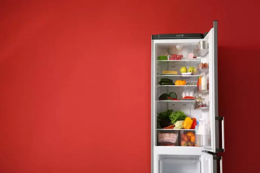 Uma melhor geladeira custo-benefício com a porta aberta em um fundo vermelho.