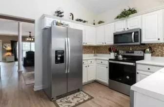 Uma melhor geladeira inverter com duas portas grandes em uma cozinha grande.