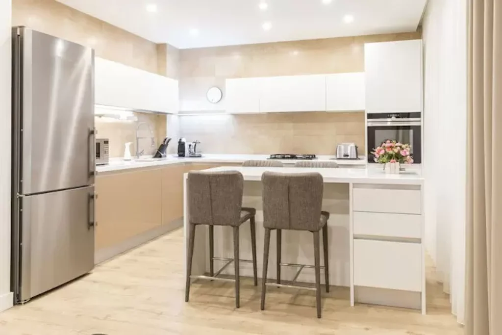 No canto de uma cozinha existe uma melhor geladeira inverter, inverse e frost free.