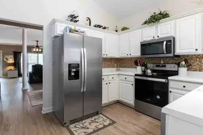 Uma melhor geladeira inverter com duas portas grandes em uma cozinha grande.