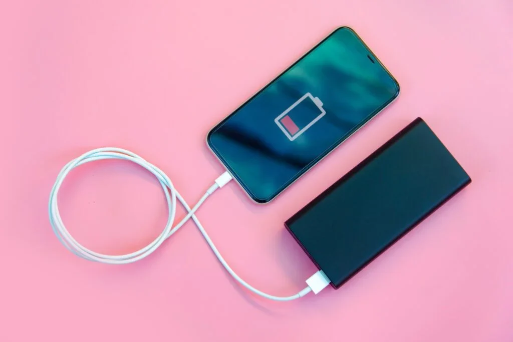 Um power bank carregando um celular.