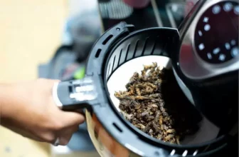 Um dos melhores air fryers com a gaveta aberta.