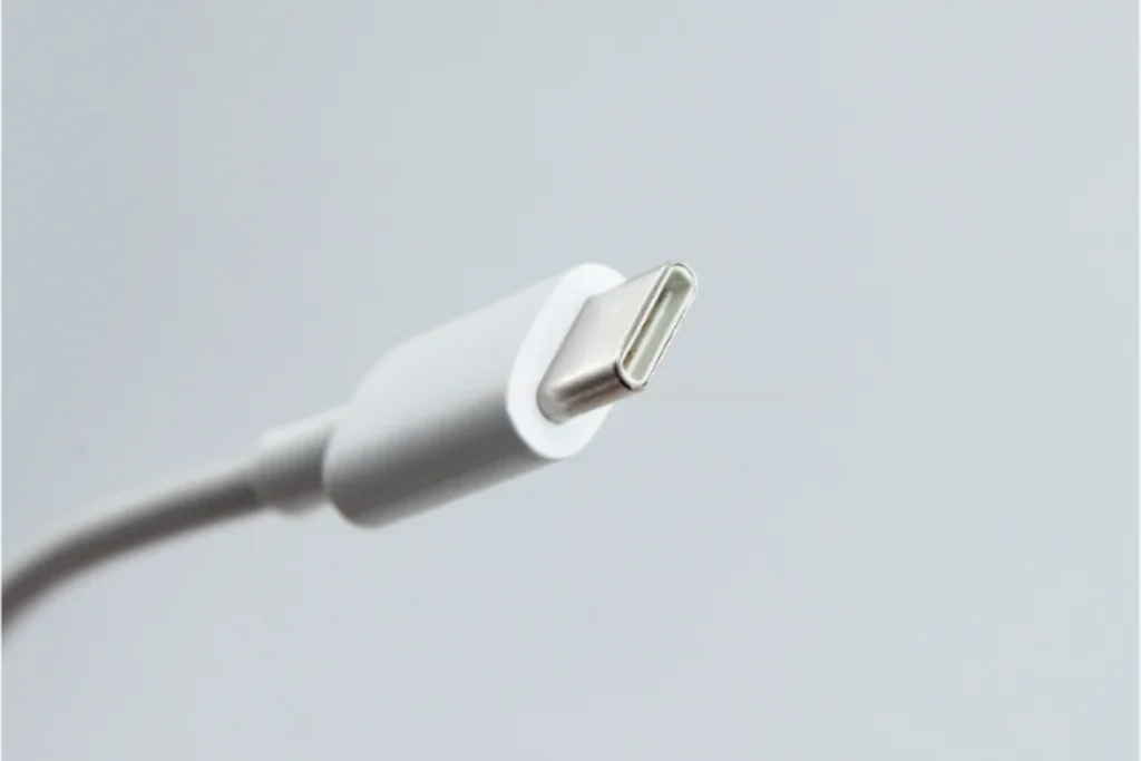 Um cabo USB para carregador de celular.