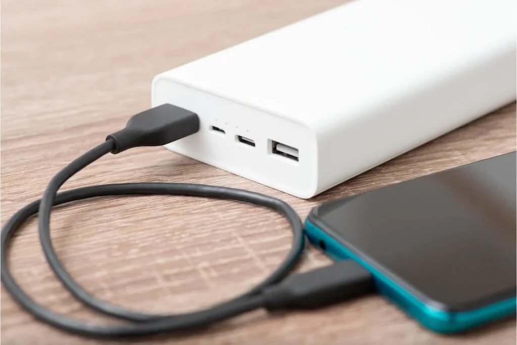 Um carregador para celular com diferentes portas.