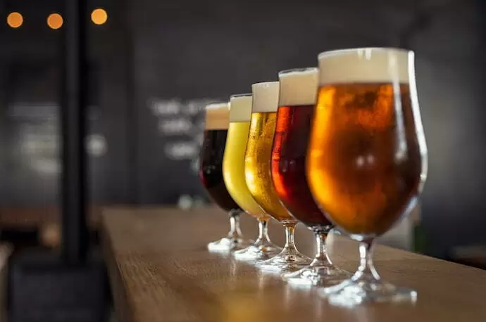Cervejas de diferentes tipos enfileiradas.