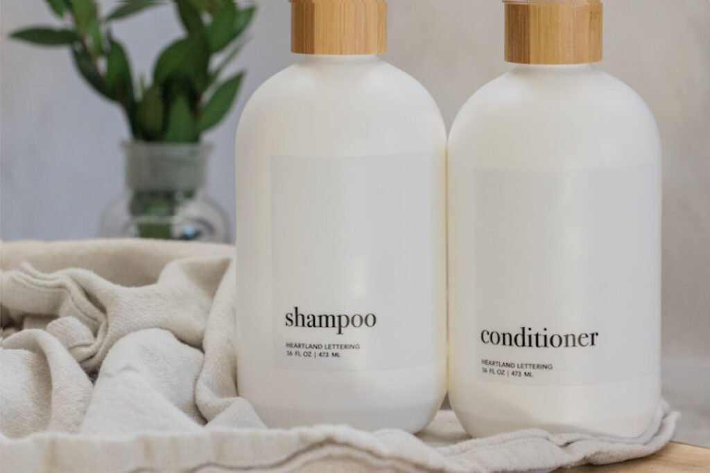 Frascos de shampoo e condicionador.