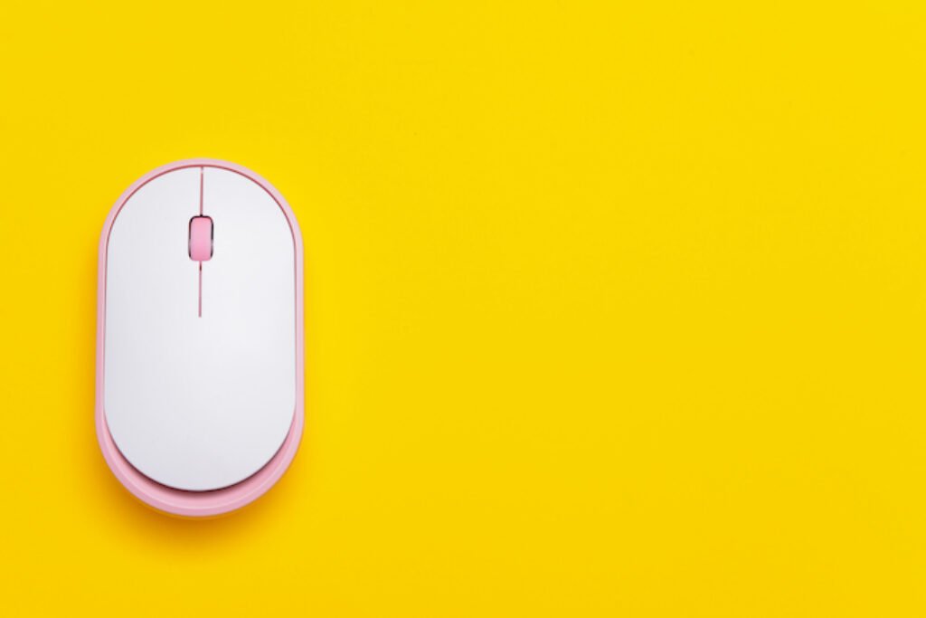Mouse branco em um fundo amarelo.