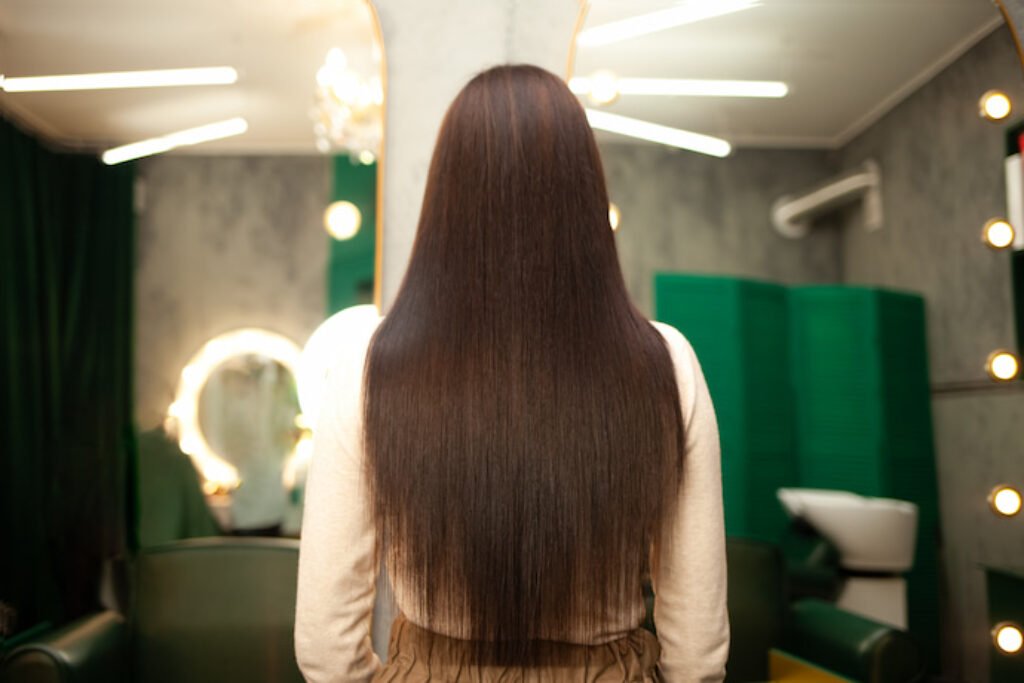 Mulher com botox no cabelo de costas.
