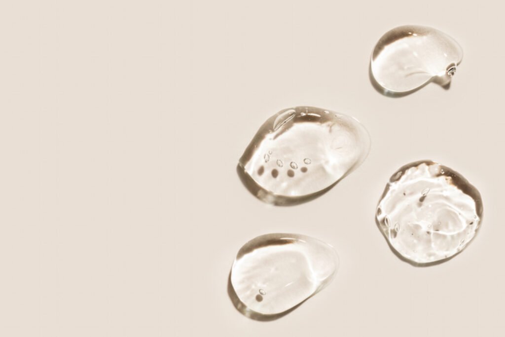 Quatro gotas de ácido hialurônico.
