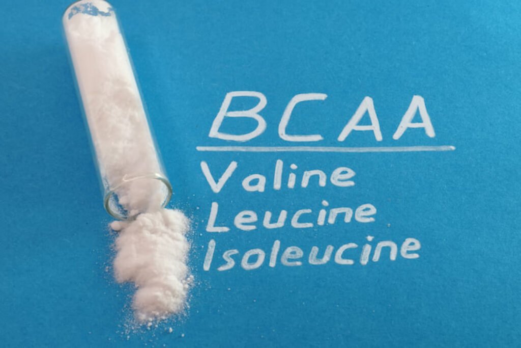 BCAA em pó com "BCAA" escrito em um fundo azul.