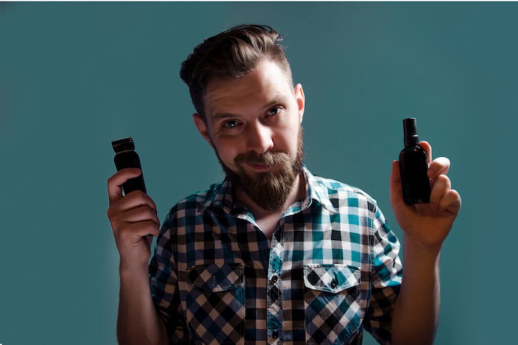 Homem barbudo segurando dois produtos de barba.