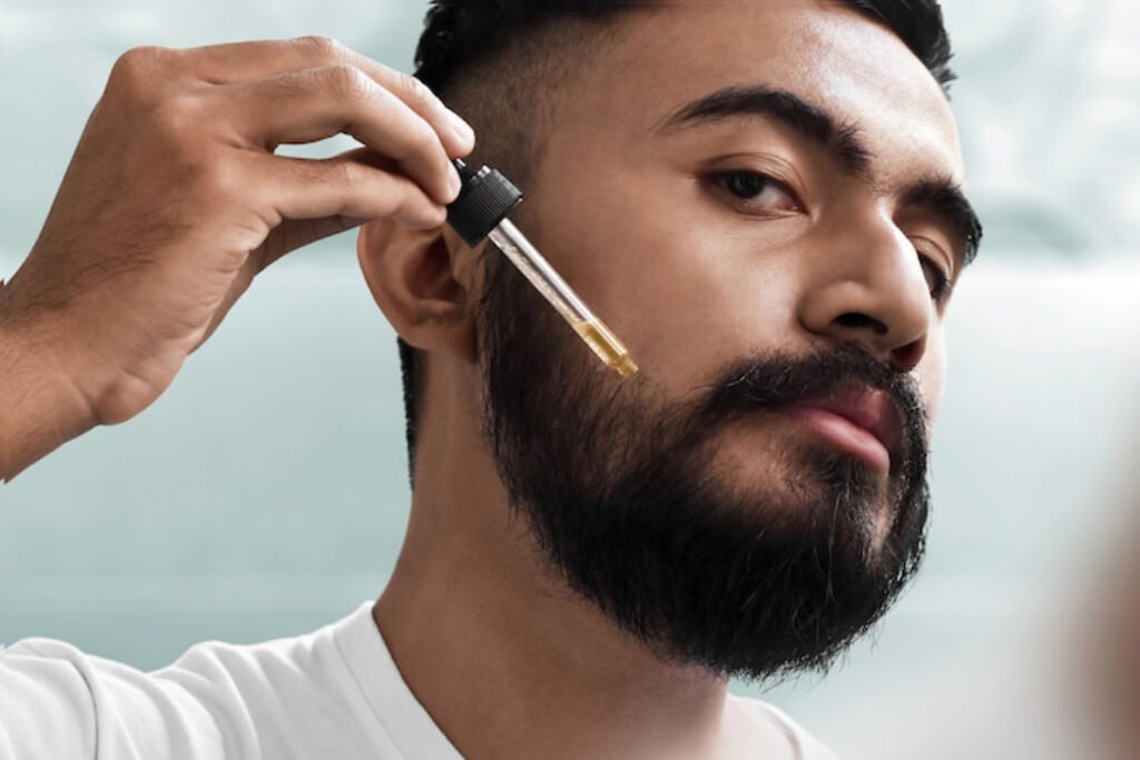 Homem passando tônico na barba.