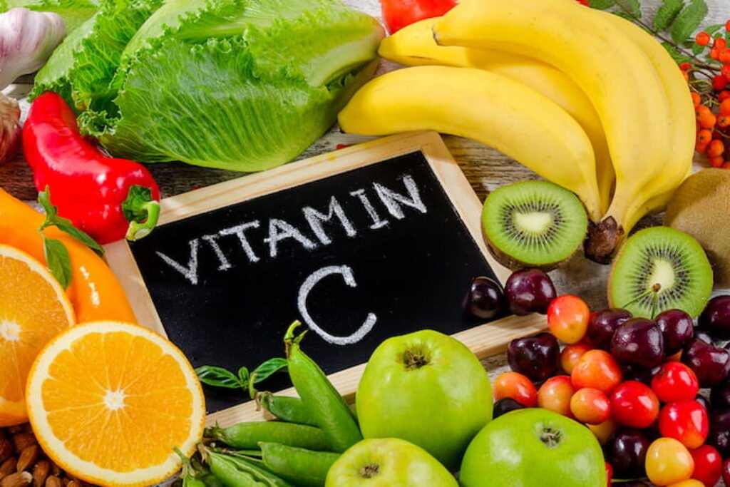 Quadro com "Vitamin C" escrito com frutas ao redor.