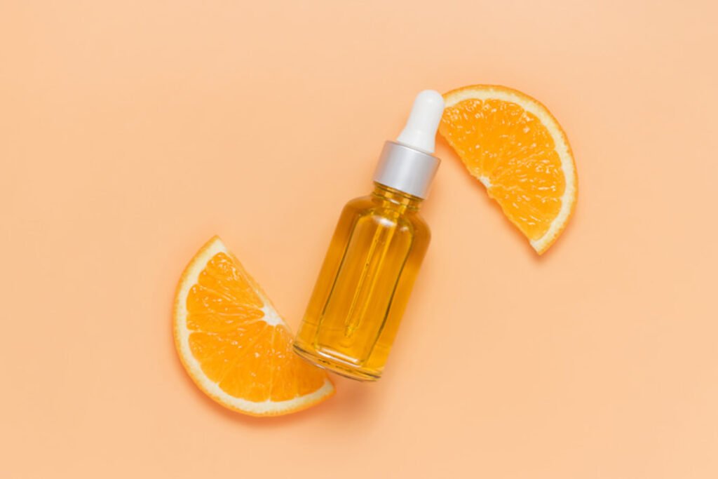 Laranja cortada com um frasco de vitamina no meio.