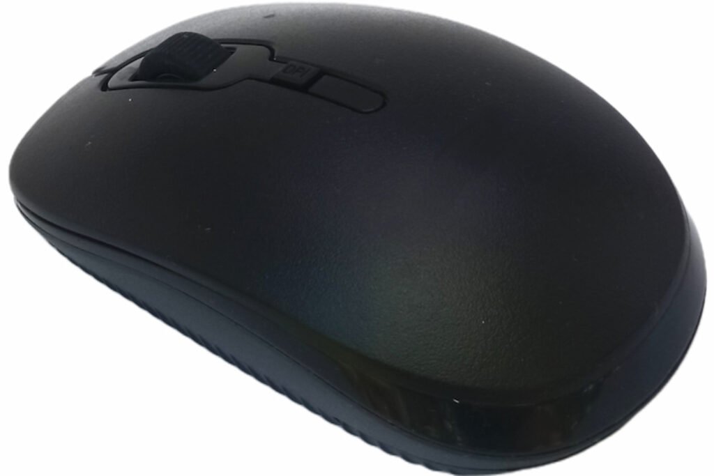 Mouse preto em destaque em um fundo branco.