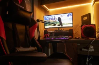 Setup gamer com um monitor de fundo.