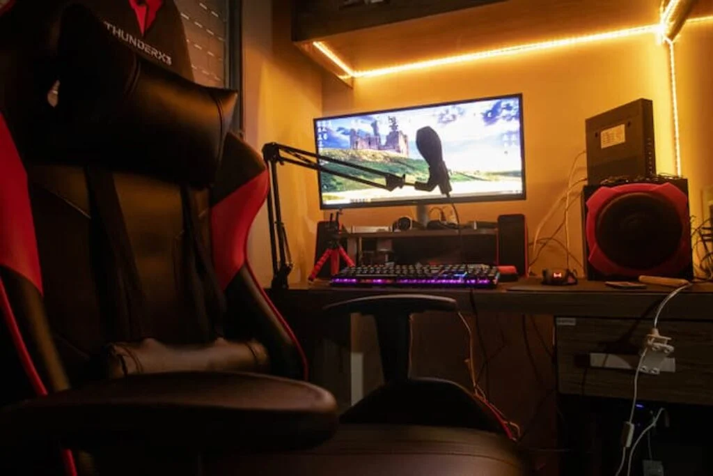 Setup gamer com um monitor de fundo.
