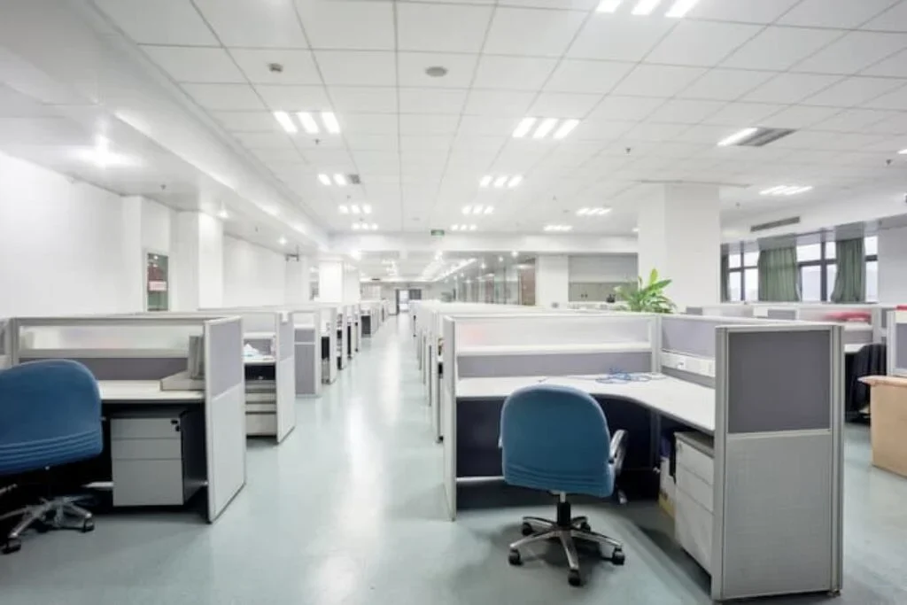 Diversas cadeiras e mesas em uma empresa.