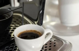 Uma xícara cheia de café na bandeja de uma melhor cafeteira custo-benefício.