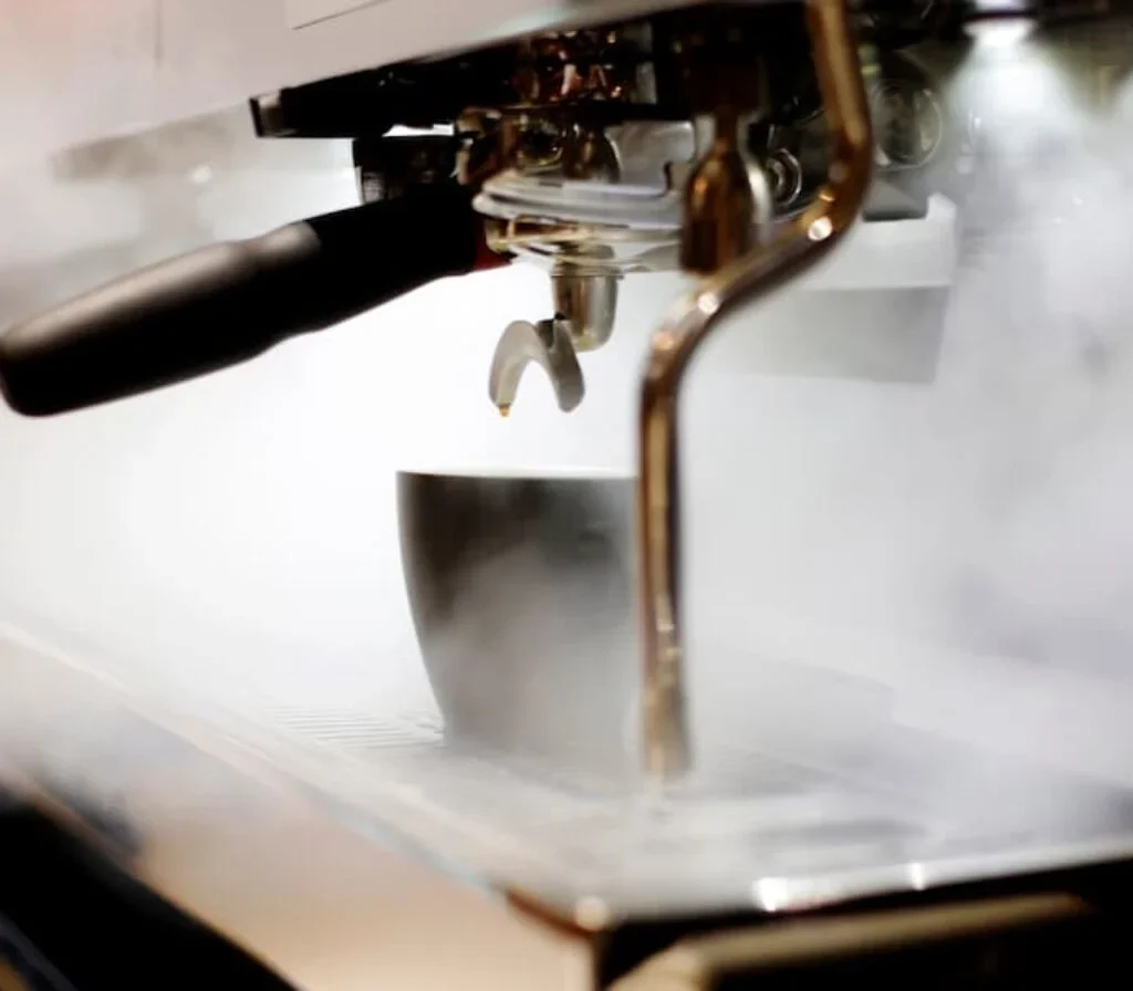 Vapor saindo de uma cafeteira com melhor custo-benefício.