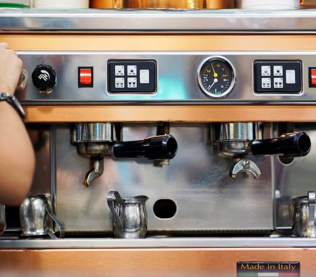 Uma pessoa usando uma autêntica cafeteira expresso italiana.