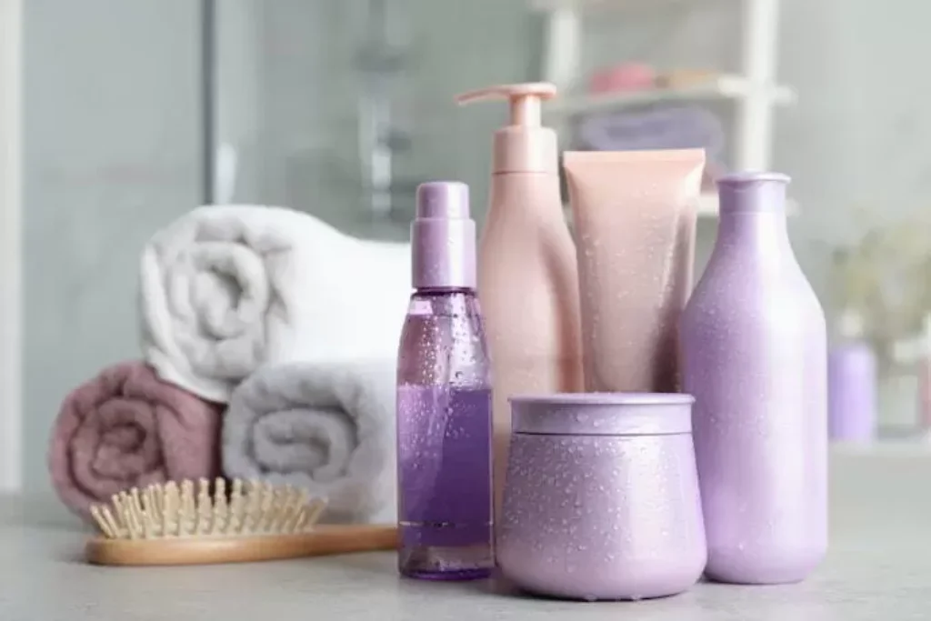Cremes para cabelo em um box.