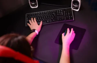 Um jogador com uma mão no teclado e uma mão no melhor mouse gamer.