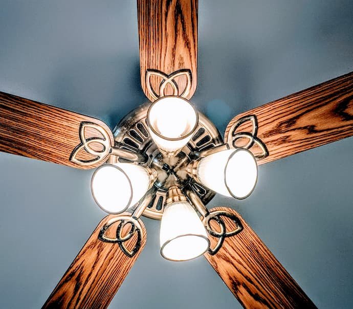 Um melhor ventilador de teto com MDF e lustre.