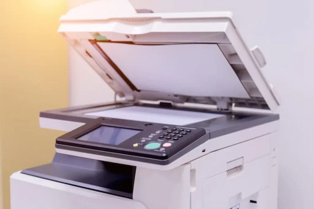 Uma das melhores impressoras a laser com a tampa de scanner aberta.