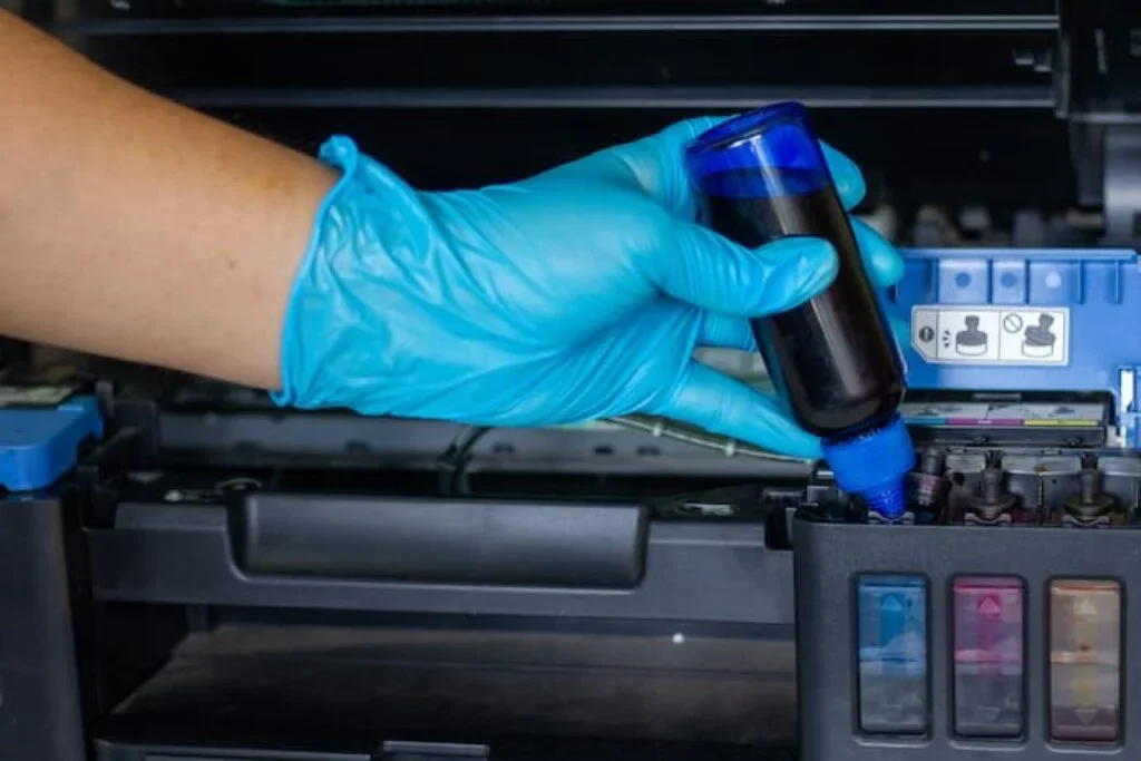 Alguém carregando com tinta a melhor impressora Epson.