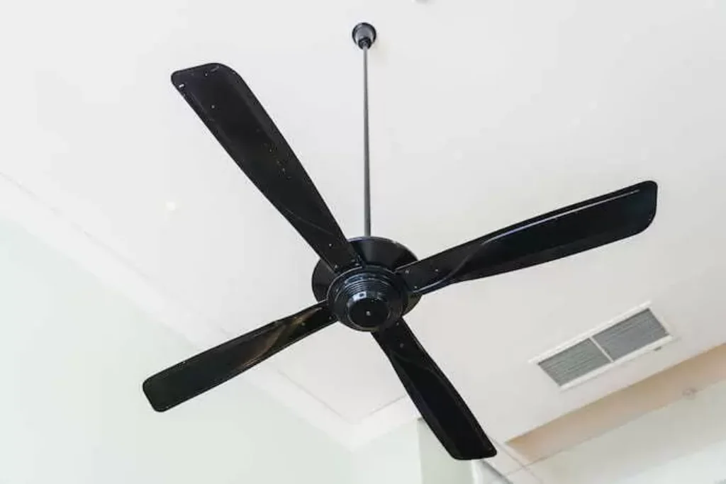 Um dos melhores ventiladores de teto instalado em um quarto.