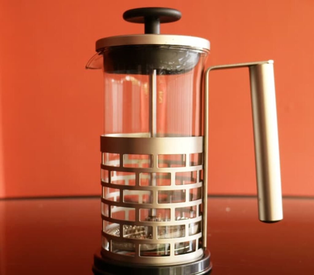Uma prensa francesa para café composta de inox.