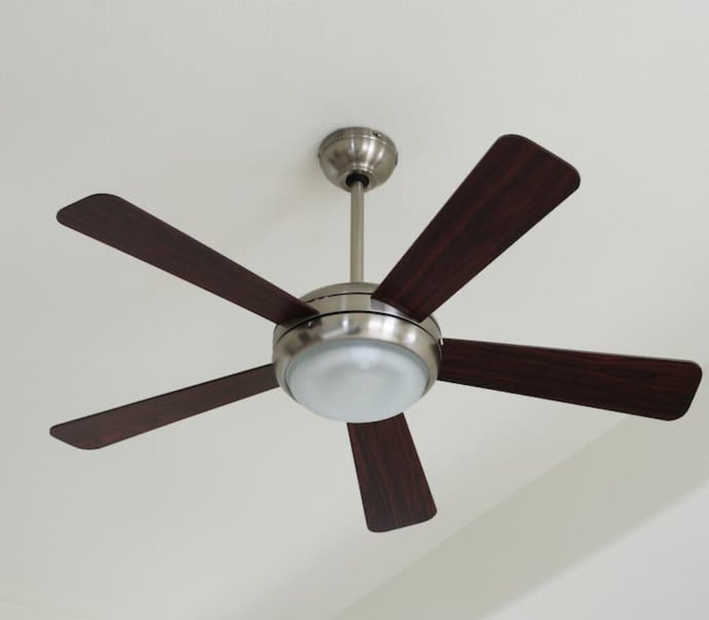 Um melhor ventilador de teto de 5 pás.