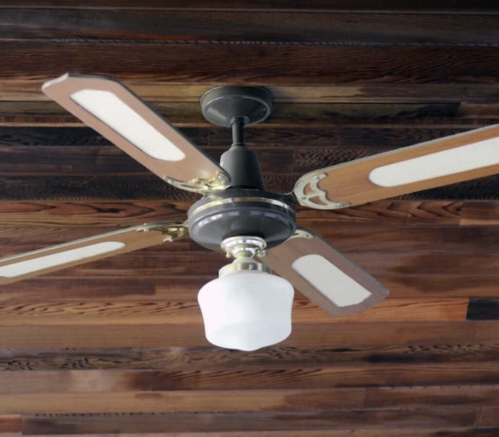 Um ventilador chique em um teto de madeira.