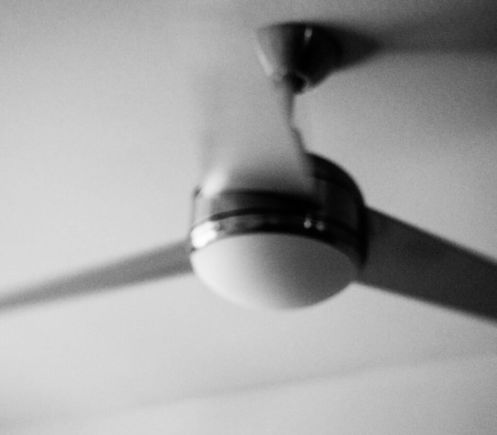 Um ventilador de teto com 3 pás.