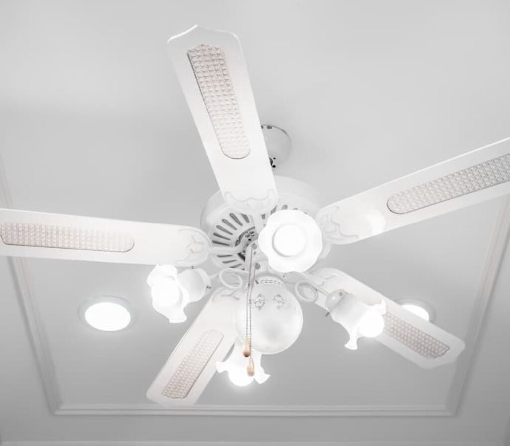 Um ventilador de teto potente com luz led.