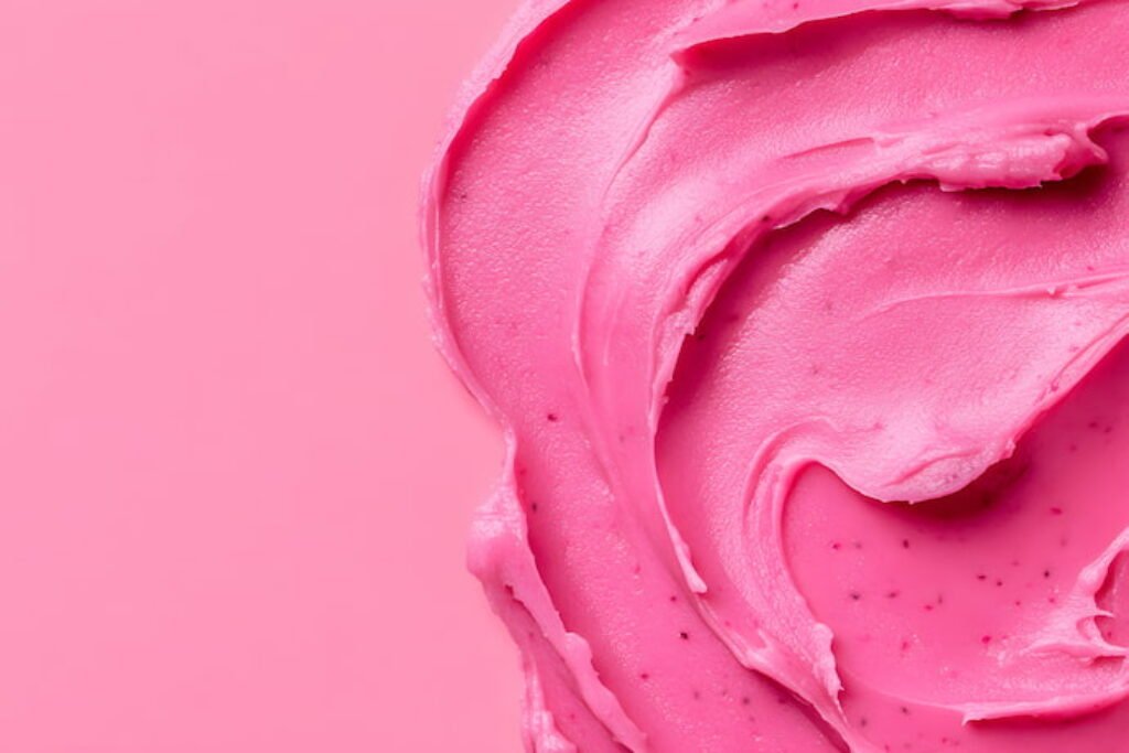 Esfoliante rosa em um fundo rosa.