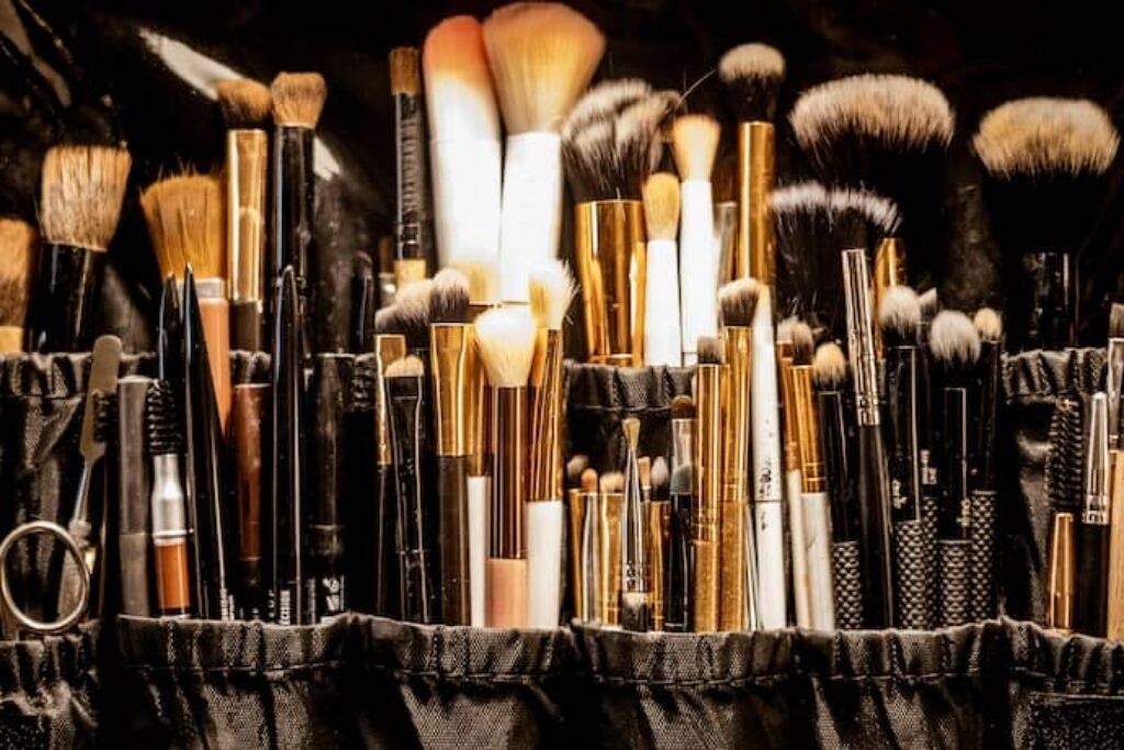 Estojo cheio de maquiagens.